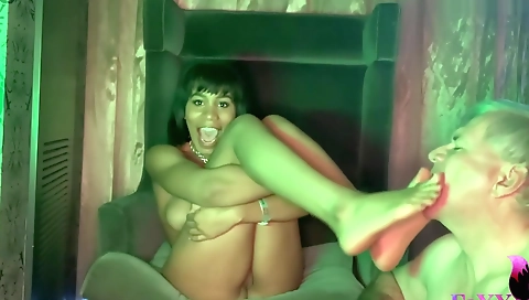 Ebony girl with small pair of feet gets cunnilingus