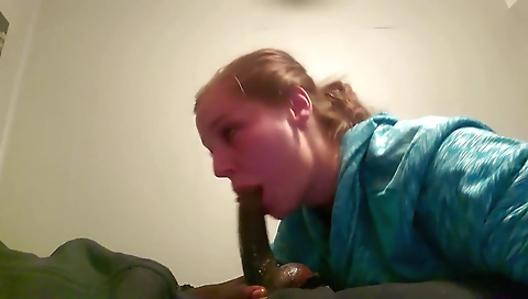 Hot amateur blonde showing her face and deepthroat in webcam