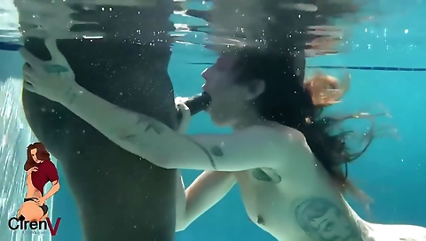 Amateur babe with big tattooed pussy sucks under the water