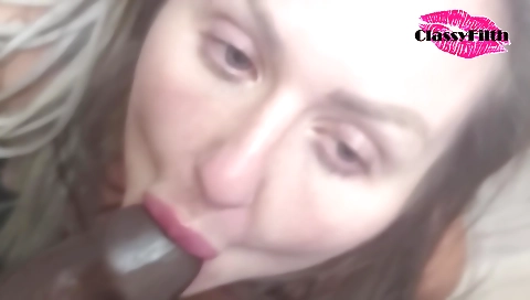 Amour amateur blonde gets on all fours to get the wetness in her pussy